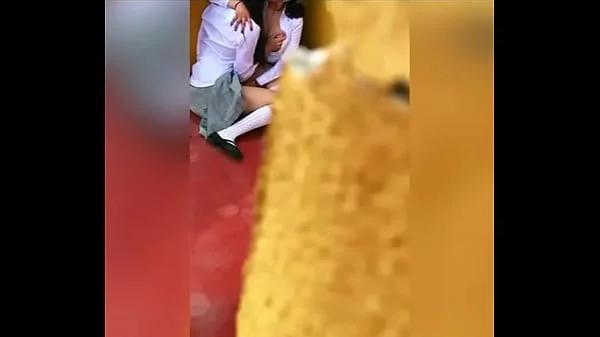 Alumnas Lesbianas Besándose Atrás de los Salones! Alumno Graba a DOS Estudiantes Lesbianas FAJANDO Atrás de los Salones, Las y las CONVENCE para COGERSELAS y Hacen un Trío Dentro de la Escuela! Sexo Publico!VOL1 videos