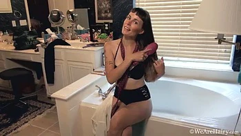 Leila Larson introduces herself by her bathtub - WeAreHairy videos