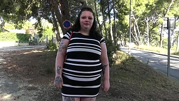 The menu announced, Laury devours her main course! - Jacquie et Michel TV videos