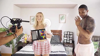 Nuestra companera de piso no tiene dinero para su habitacion videos