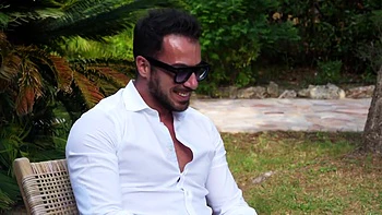 Carollina comes across two vampires - Jacquie et Michel TV videos