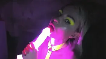kelly copperfield deepthroats LED glowing dildo on webcam videos