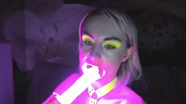 kelly copperfield deepthroats LED glowing dildo on webcam videos