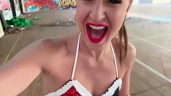 elle se fait baiser par a un clown videos