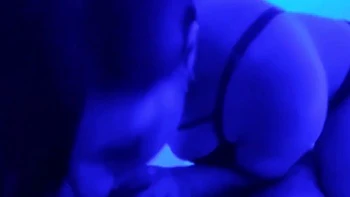 couple faisant l amour en lumiere bleutée videos