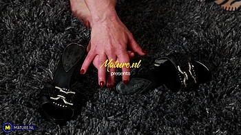 Footfetish Cougar Massages Her Pretty Feet And Masturbates Her Shaved Mature Pussy videos