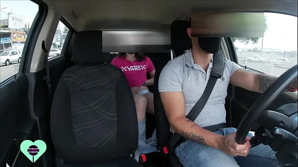 Hermosa se masturba dentro de mi uber y no se da cuenta que la estoy grabando videos