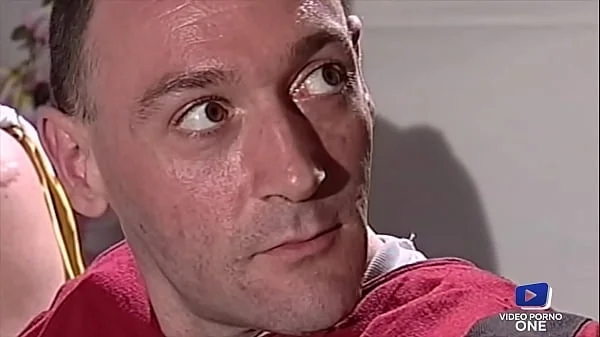 Karen Lancaume, brunette aux gros seins, gagne un concours de baise videos