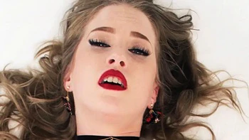 ADULT TIME - Aidra Fox Seduces Bestie Kenna James For ROMANTIC LESBIAN FUCK! PORTUGUESE SUBTITLES: Porn videos