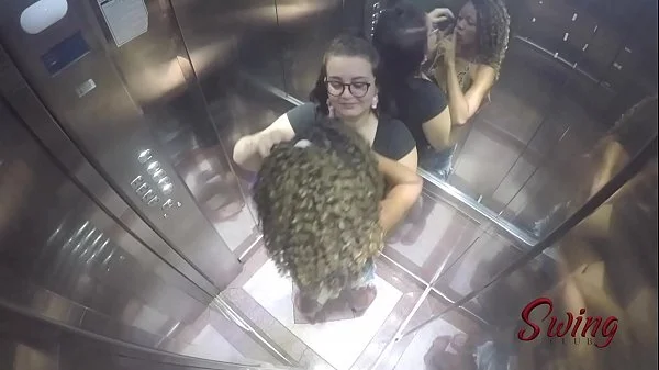 Flagramos a Bonequinha Sado e Arlequina no elevador da putaria - Vídeo completo no RED videos