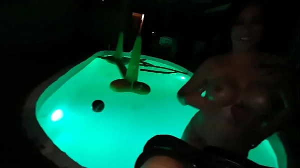 Me cogen duro en una alberca mientras masturbo otros hombres y se vienen en mis manos videos