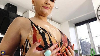 Thick Milf Tiny Gets Wet In Her Kitchen videos