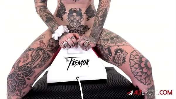 Tattooed Amber Luke rides the tremor for the first time videos