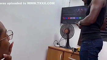 Akillies Black In Meu Vizinho Veio Me Ajudar Com O Ventilador Que Estava Ruim. Eu Agradeci Mamando A Rola Preta Dele E Dando Gostoso, Tudo E Uma Troca videos