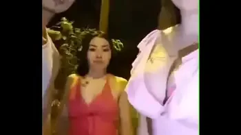 Se ponen a mamar en la calle, intercambian parejas. Swinger videos