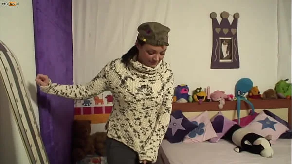 Terri neukt voor een nieuw skateboard videos