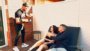 Threesome Mary Rock Tiene Sexo Con Su Novio Y El Camarero videos