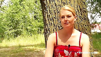 Blondine Isabella Masturbiert Auf Wanderweg Mit Analplug Und Zwei Vibratoren videos