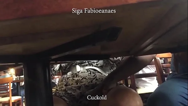 Sensual. Depois da transa a hotwife é acompanhada pelo Amigo tira uma casquinha dela no restaurante debaixo da mesa e corno filmando e legendando videos