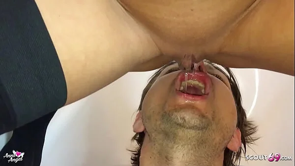 PISSE TRINKEN UND IN DIE DUSCHE PINKELN - TEEN DEUTSCH GANZ VERSAUT videos