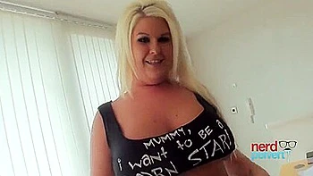 Sindy Strutt Gets Her First Nerd Cock videos