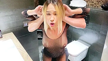 Sexy Chick Got Fucked Right In The Toilet videos