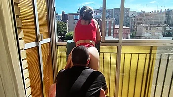 de la baise risquée sur le balcon a la vue de nos voisins videos