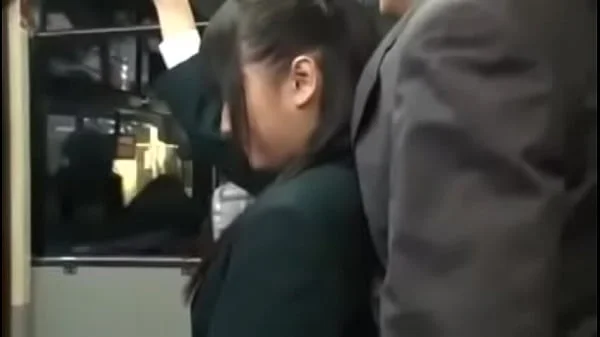 Extraño seduce y coje a colegiala en el bus 2 videos