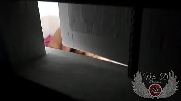 I catch my young and beautiful neighbor having sex at night with her who has just arrived from Miami at his parents' house. They almost caught me while spying on them and filming through the window videos