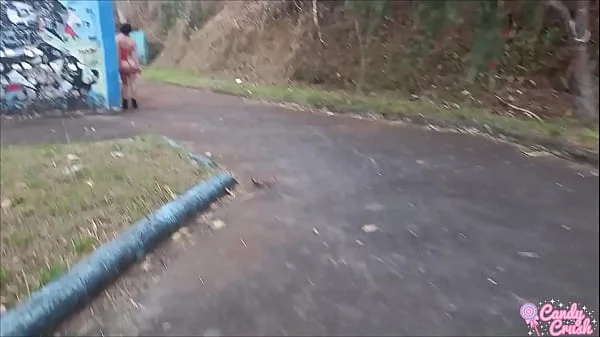 Novinha foi mijar em público e teve que dar uma mamada - Mano Nico videos