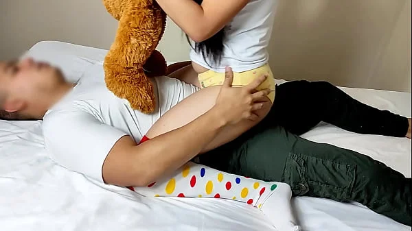 es Engañada por su cuidador pervertido Para que Juega encima de su Polla con su Vagina y asi  Aprovecharse de ella Sub English videos