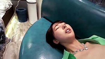 ショートヘア美女がバイブ責めで腰ピクピクオナニーしてコスプレハメ撮り videos