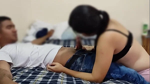 Descubro a mi compañera de habitacion jugando en ves de hacer sus deberes y me la follo por su lindo coño antes que nos descubran , al final la ayude para que terminara mas rapido videos