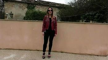 Tiffany is getting closer to a customer - Jacquie et Michel TV videos