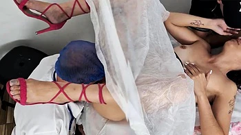 Ginecologista, a esposa e o marido corno numa cena quente e videos