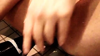 Deutscher Amateur masturbiert mit einer Sektflasche videos