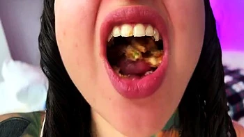 Chicle - Pedazodchicle - Hungry Giant Chews His Food And videos