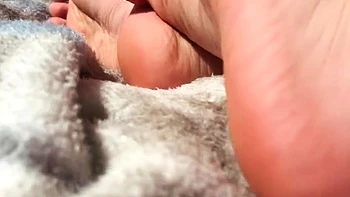 SnowPrincess aka snowpriness OnlyFans - Wonder how my soles videos