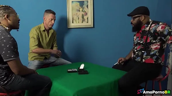 Ele me comeu, enquanto meu marido jogava carta, na sala videos