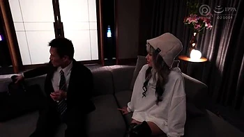 美形のスレンダーギャルはパイパンオマンコを手マンとクンニで濡れ濡れ videos