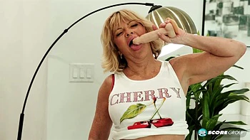 Elara Elis, 62, wants you to enjoy her fine, fuckable ass and mature pussy videos