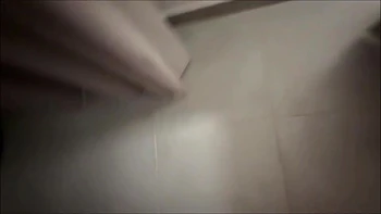 une sexagenaire prend une double faciale en fin de trio videos