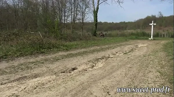 Anna beurette de 18 ans donne rdv a un mec rencontré sur Tinder ,elle lui a envoyé des nudes toutes la semaines , elle cherche juste un plan cul peu importe qui ... videos