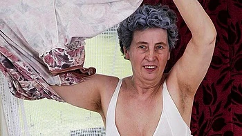 BBW mature lady with huge boobs Rosa fucks with a yellow toy videos