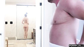 A young and innocent chick Sophia Sterling likes sucking on the knees videos