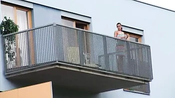 Skinny fit model with good bottom Sunny Jay likes anal penetration videos