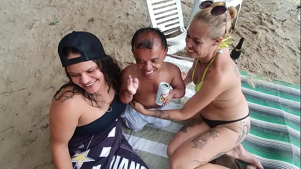 A mulhererada na praia querendo o anão da televisão Zezinho Teves . Paty Bumbum  - Fada Mel  . videos