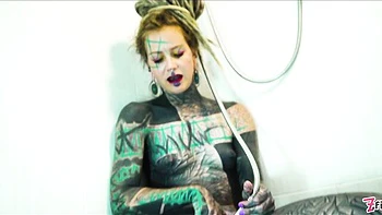 Inked fuck doll Anuskatzz likes touching her hungry shaved pussy videos