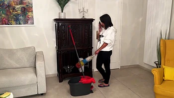 Tiny knows how to put her world at ease ... - Jacquie et Michel TV videos