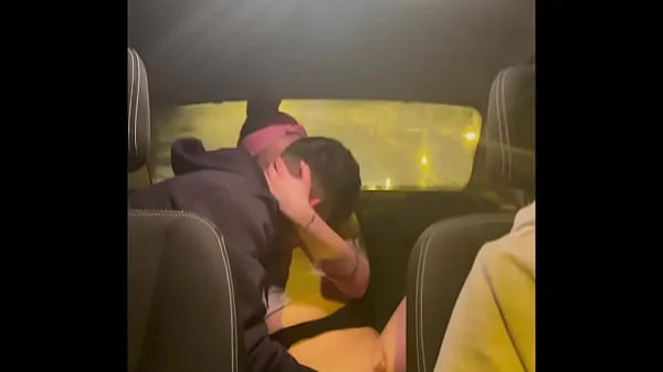 amigos follando en un taxi al regresar de fiesta camara oculta amateur videos